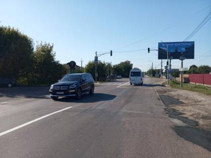 Билборд A в Борисполе, 3х6  Бориспіль - Київський шлях, 205 ліворуч (зупинка Каховська), світлофор, перетин з вул. Амосова та вул. Каховська, навпроти АЗС UkrNafta, напрямок на Київ фото 1