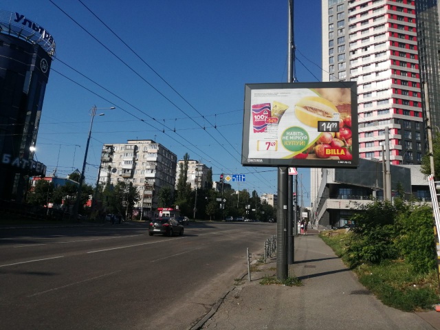 Скролер, скрол Київ,  Вул. Липківського, навпроти Ультрамарину, перед поворотом на Південний ЖД вокзал, на світлофорі. В напрямку Солом'янської пл.