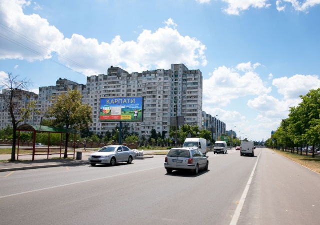 Білборд, бігборд (борд)  Київ,  Оноре де Бальзака вул. - Р.Рейгана(Теодора Драйзера) вул., 21 (Деснянський парк, Приватбанк, АЗС Авантаж 7), на зупинці, парковка супермаркета СІЛЬПО, в напрямку Романа Шухевича просп.