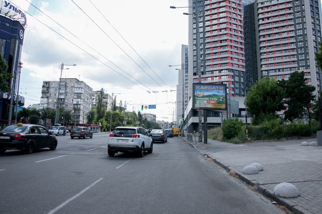 Скролер, скрол Київ,  Вул. Липківського, навпроти Ультрамарину, перед поворотом на Південний ЖД вокзал, на світлофорі. В напрямку Солом'янської пл.