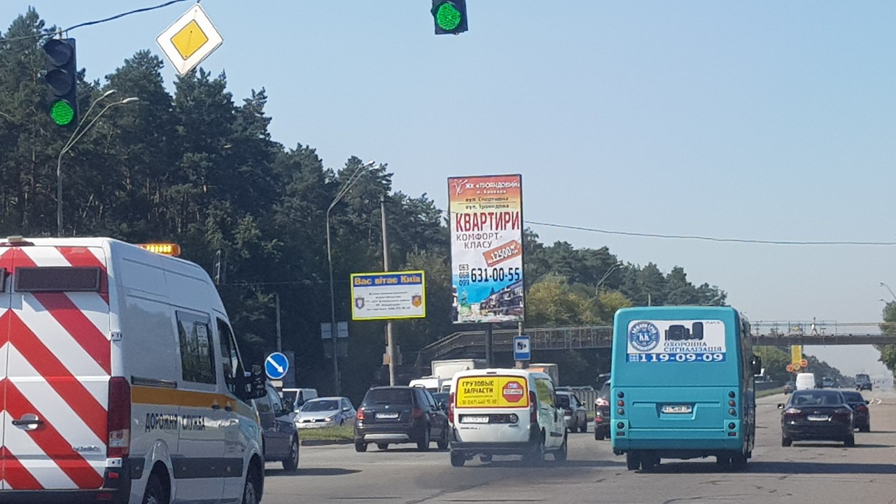 Билборд Киев,  п-т Броварской,разделитель,выезд из Броваров,налево Броворская окружная,Киев прямо (А2) ВЕРТИКАЛЬНЫЙ