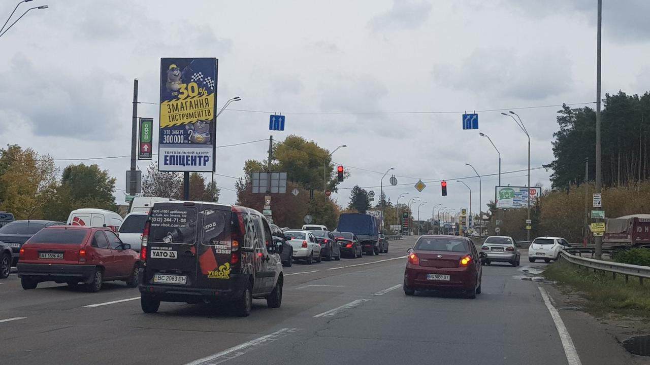 Билборд Киев,  п-т Броварской,разделитель,въезд в Бровары,направо Броварская окружная ВЕРТИКАЛЬНЫЙ