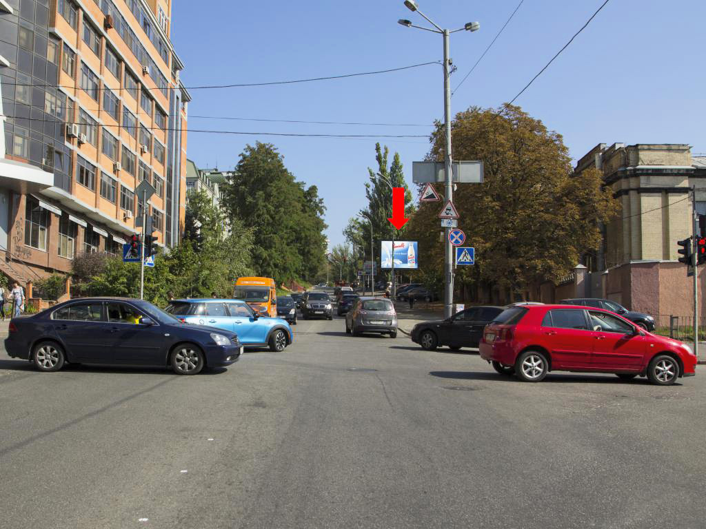 Скролер, скрол Київ,  Коновальця вул. (колиш. Щорса вул.) / Предславинська вул., на світлофорі, в сторону Українки бул.