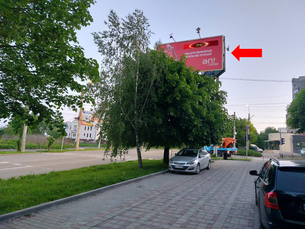 Білборд, бігборд (борд)  Чернівці,  Героїв Майдану вул. (Колиш. Червоноармійська вул.), 115 / Комарова вул., В центр
