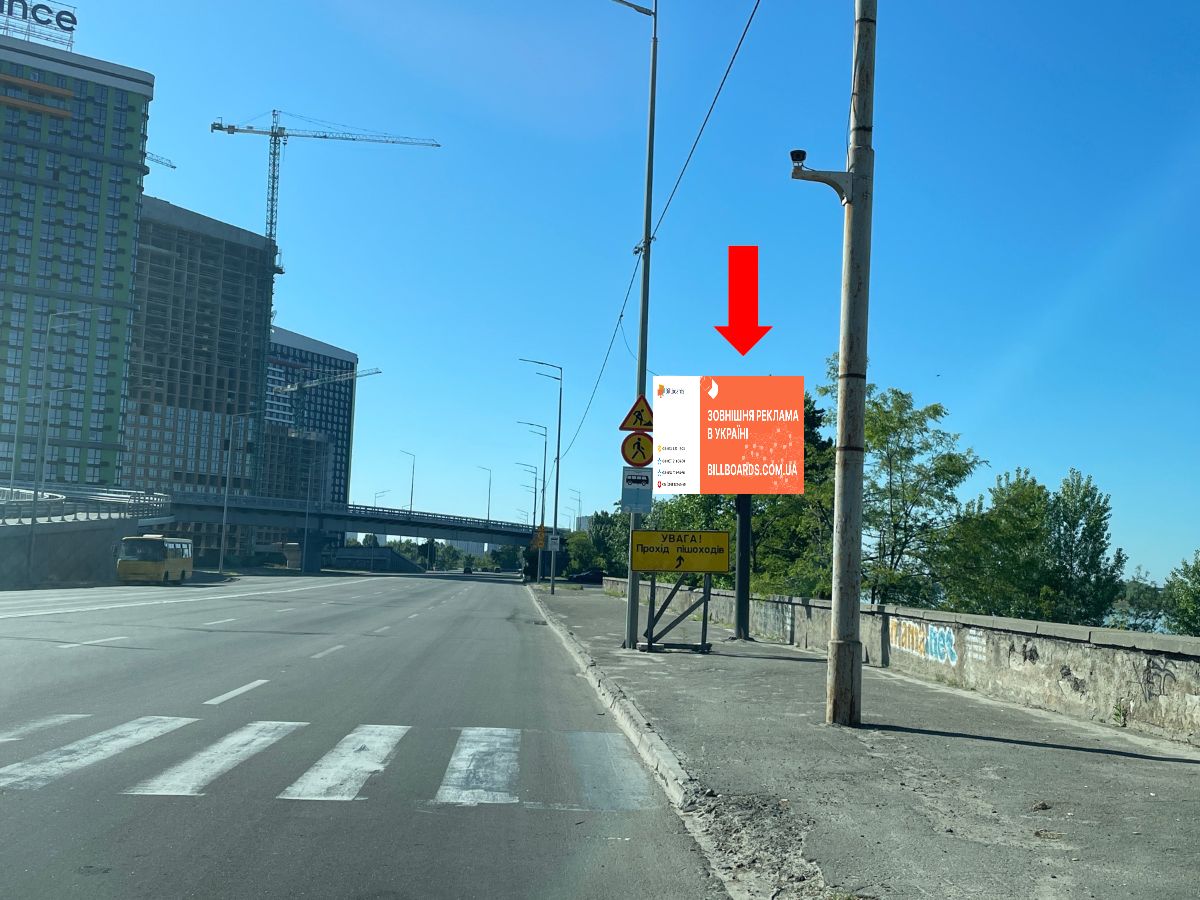 Скролер, скрол Київ,  Дніпровська набережна / вул. Причальна, біля залізничного мосту, на світлофорі, в сторону вул. Здолбунівської, пр. Бажана