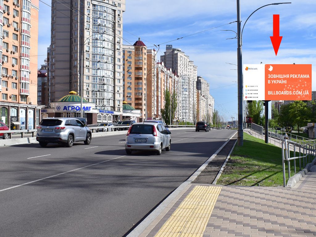 Призматрон, призма Київ,  Героїв Сталінграда пр., 9, навпроти супермаркету "Антошка", в бік пр. Бандери