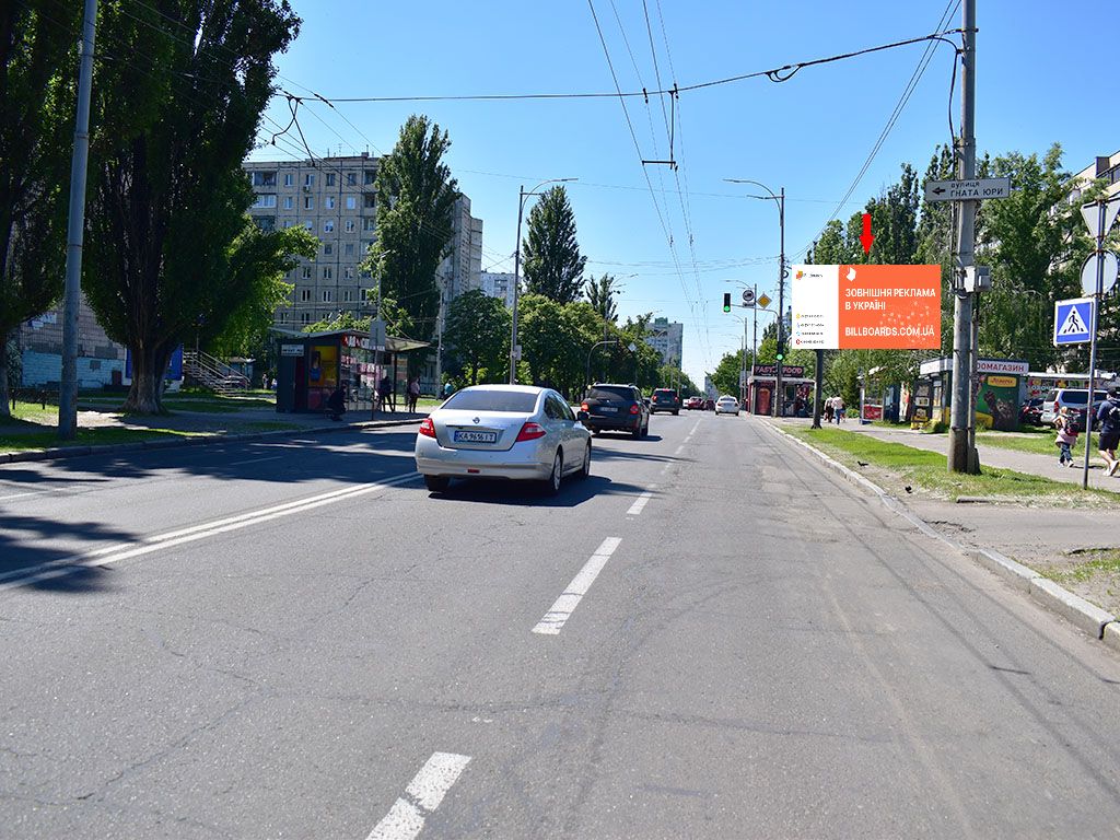 Призматрон, призма Київ,  Коласа вул., 25 - вул. Юри, на світлофорі, біля "АТБ", в сторону Кільцевої дороги