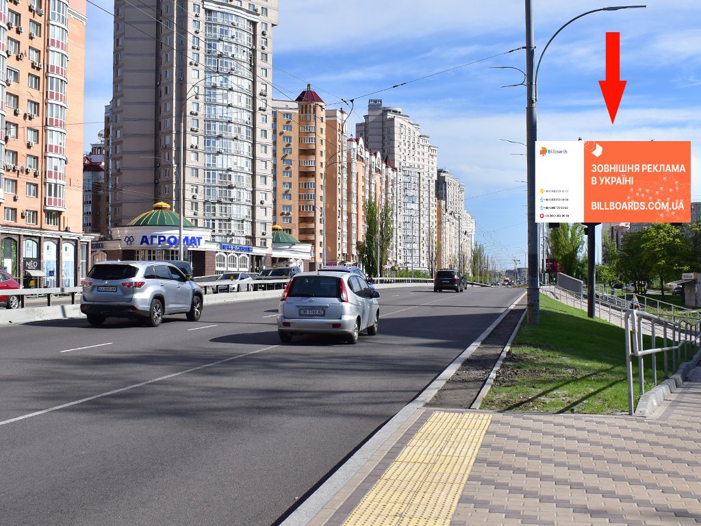 Призматрон, призма Київ,  Героїв Сталінграда пр., 9, навпроти супермаркету "Антошка", в бік пр. Бандери