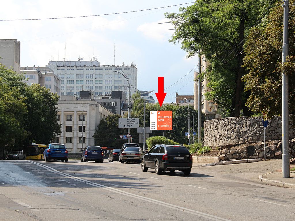 Видеоборд Київ,  Старонаводницька вул., 1/45 / вул. Алмазова (колиш. вул. Кутузова), на світлофорі, в центр, (ролик 10 сек, 1 вихід/1,5 хвилини)