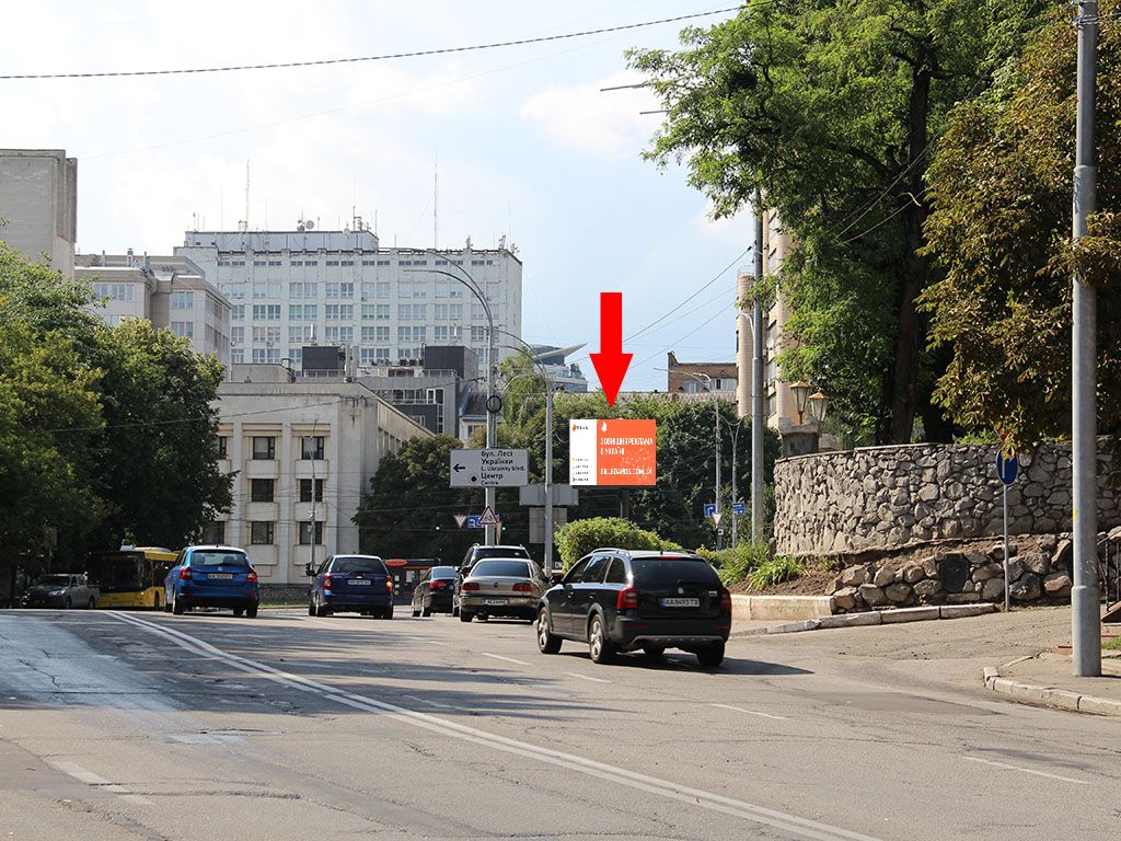 Видеоборд Київ,  Старонаводницька вул., 1/45 / вул. Алмазова (колиш. вул. Кутузова), на світлофорі, в центр, (ролик 10 сек, 1 вихід/1,5 хвилини)