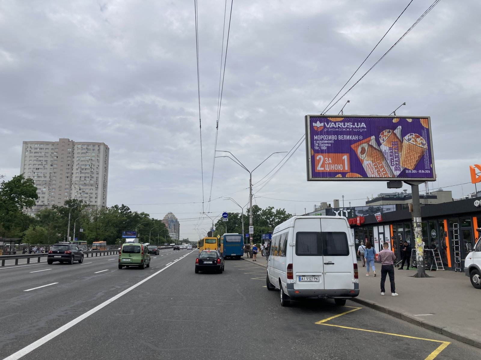 Билборд Киев,  М."Житомирська".Пр. Берестейский, 136. Біля виходу із метро. Кінцева маршруток, напрямок із Києва.