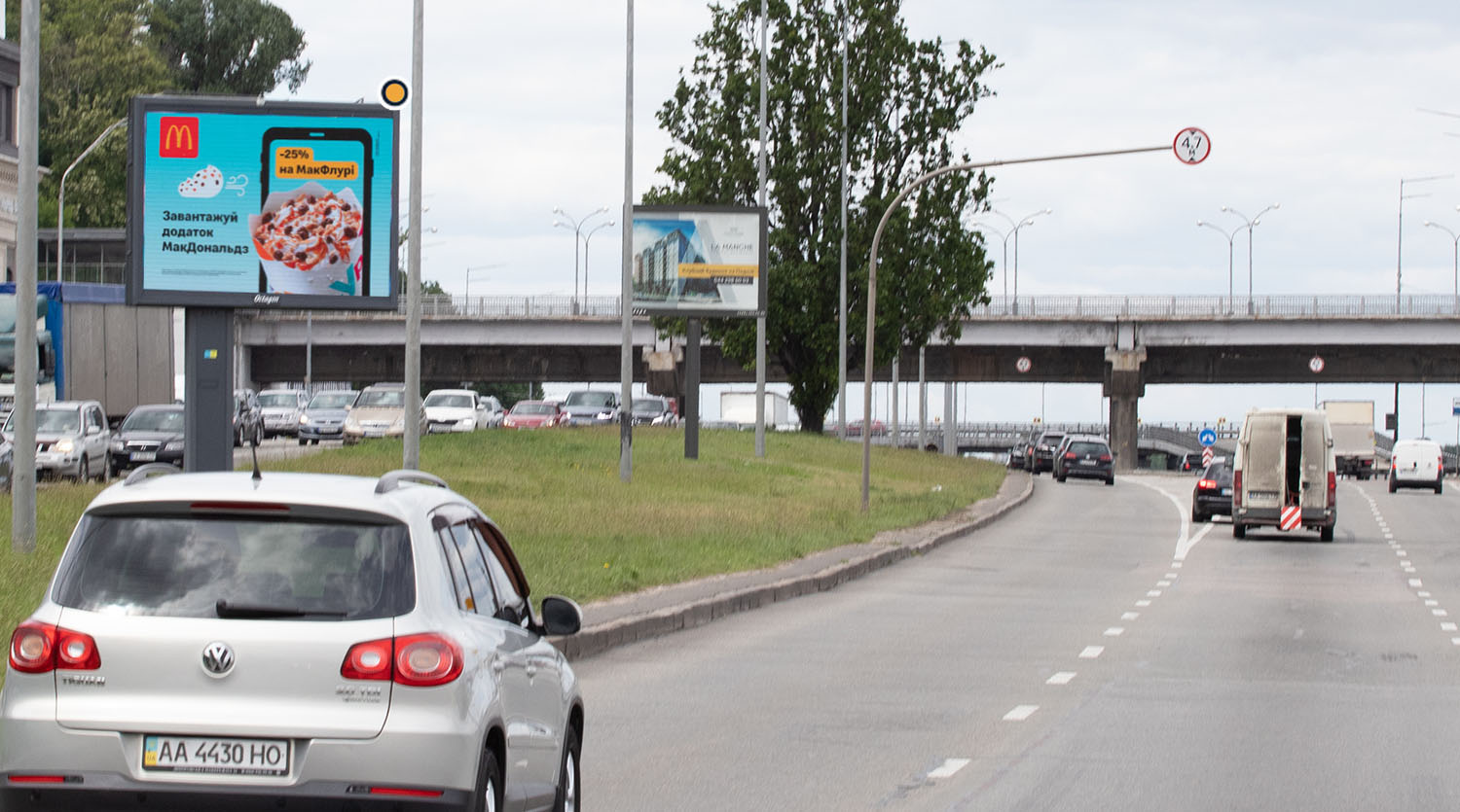 Видеоборд Київ,  Набережне шосе, ст.м. Дніпро, в напрямку до мосту Метро