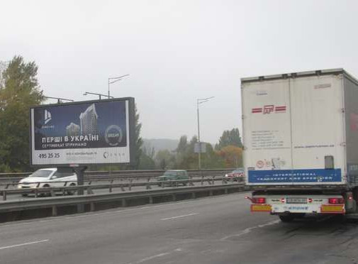 Призматрон, призма Київ,  Промислова вул., Південний міст; №1 (у напрямку Деміївської площі)