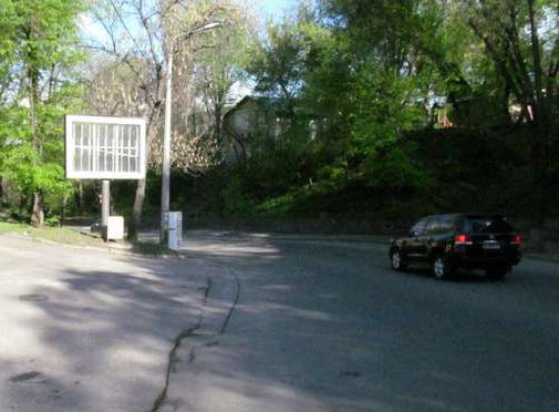 Беклайт Київ,  Кудрявський узвіз, №6 (у напрямку  Глибочицької вул.)