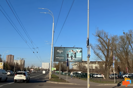 Призматрон, призма Київ,  Академіка Глушкова просп., 10, навпроти (у напрямку Голосіївського просп.)