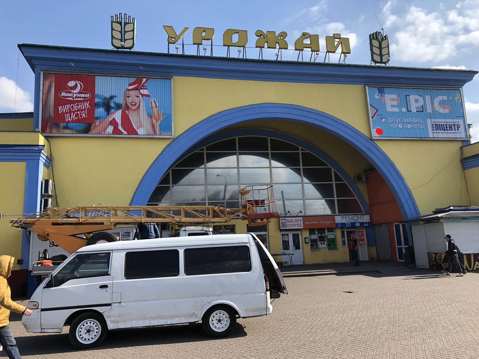 Призматрон, призма Вінниця,  вул. Пирогова, 49, права над входом ПРИЗМА
