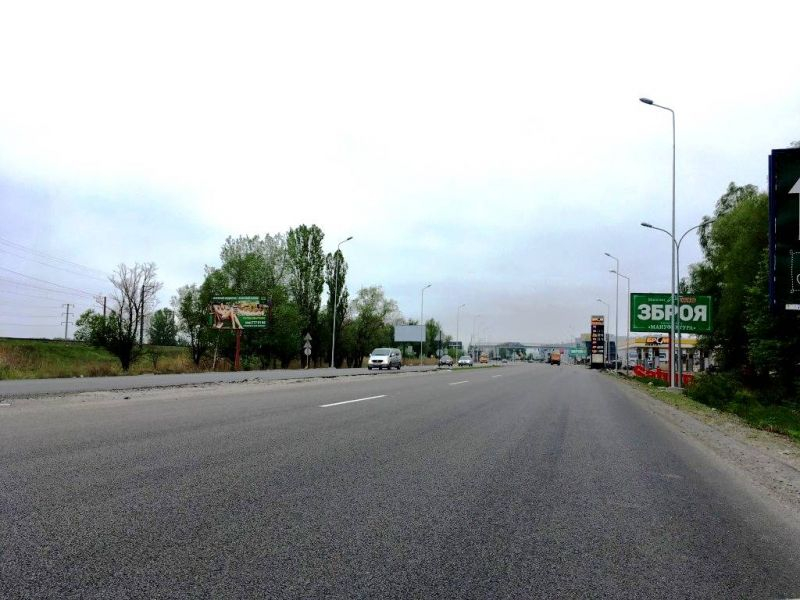 Борд Ходосовка,  Дніпровське шосе, траса Н-01 "Київ-Знам'янка", км 23+300 ліво, за 270м до повороту на с. Ходосівку та АЗС UPG, через 100м після садового центру "Інтерфлора"