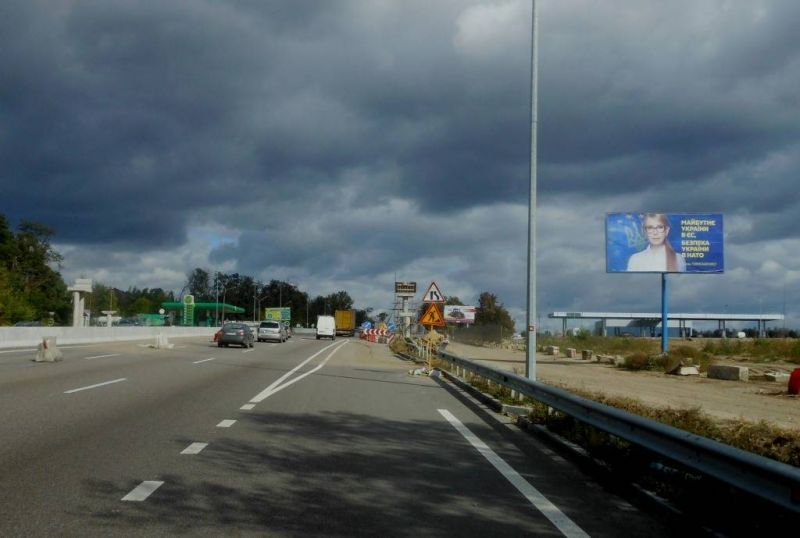 Білборд, бігборд (борд)  Київ,  с. Віта-Поштова, траса М-05 Київ-Одеса, км 17+985 ліво, за 150м до АЗС WOG, через 830м після повороту на с. Віта-Поштова (на вул. Садова)