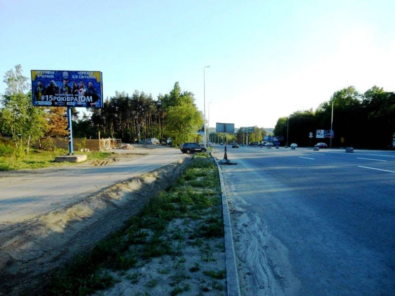 Білборд, бігборд (борд)  Київ,  с. Віта-Поштова, траса М-05 Київ-Одеса, км 17+985 ліво, через 150м після АЗС WOG, за 830м до повороту на с. Віта-Поштова (на вул. Садова)