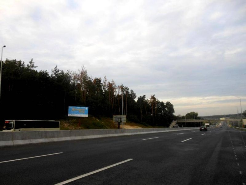 Білборд, бігборд (борд)  Київ,  с. Віта-Поштова, траса М-05 Київ-Одеса, км 18+510 ліво, за 310м до автобусної зупинки та повороту на с. Віта-Поштова та с. Круглик, через 750м після АЗС WOG