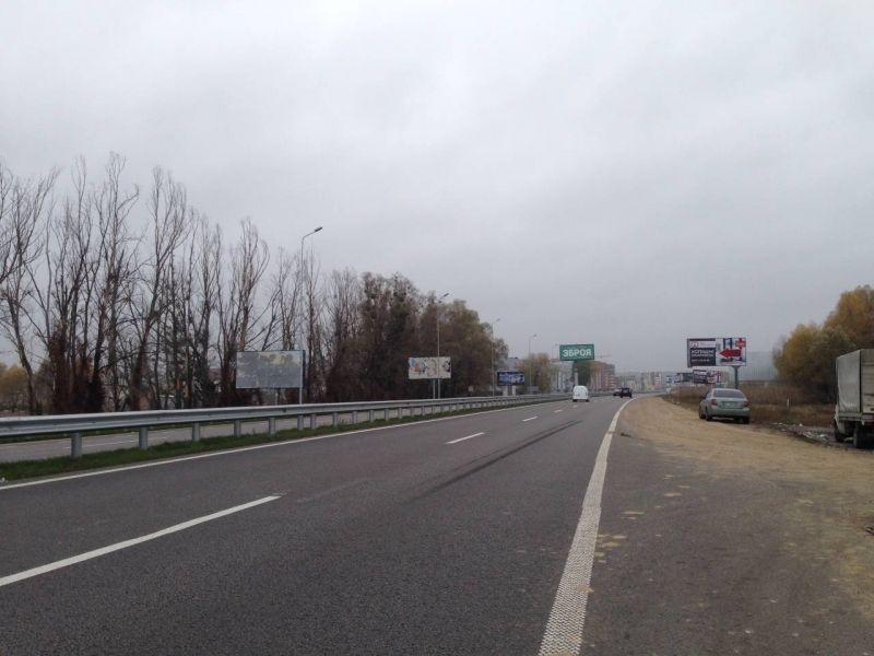 Билборд Киев трассы,  Дніпровське шосе, траса Н-01 "Київ-Знам'янка", км 24+150 право, за 500м до повороту на с. Ходосівку та АЗС UPG, за 150м до ТЦ "МегаМаркет", через 100м після ТЦ "Аракс"