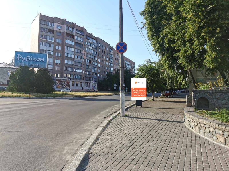 Ситилайт Васильков,  м. Васильків, вул. Декабристів, 2, перехрестя з вул. Грушевського, біля Укрсіббанк, за 120м до автобусної зупинки, за 220м до перехрестя з вул. Шевченка та магазину "Еко-Маркет", через 60м після повороту на вул. Гоголя