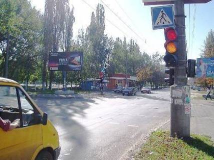 Білборд, Бігборд (Борд)  B у Кременчуці, 3 х 6  перехрестя вул. Троїцької та вул. Левка Лук'яненка, навпроти фітнес-клубу «Спартак», напрямок у центр Фото 1