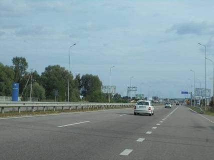 Билборд B в Київських трасах Дніпровське шосе, траса Н-01 "Київ-Знам'янка", км 25+600 ліво, за 100м до відділу продажу ЖК "Парк Лейк Сіті", через 100м після АЗС Shell, через 480м після розв'язки на с. Креничі фото 1