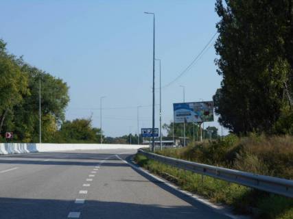 Билборд A в Київських трасах с. Митниця, траса М-05 Київ-Одеса, км 45+500 ліво, за 700м до АЗС Avantage7, за 1км до магазину АТБ та розв'язки з автошляхом Р-19, через 250м після поворту на вул. Леніна та вул. Тараса Шевченка, через 250м після отелю "Мезон Бланш" фото 1