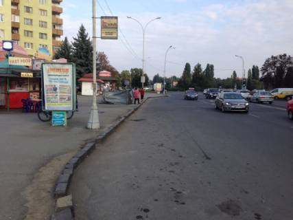 Ситилайт B в Ужгороде, Сіті-лайт  м.Ужгород просп. Свободи,біля   16-ти поверхівки, Приватбанку, зупинка міського транспорту, пошта, світлофор, пішохідний перехід,в сторону транспортного мосту фото 1
