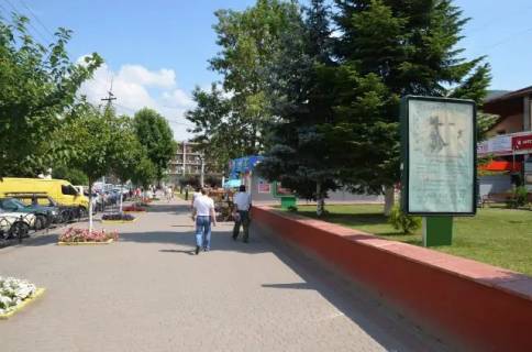 Ситилайт A в Тячеве, 1.2x1.8  вул. Незалежності, центр міста, біля Ексім банку, кіосків,  напроти продуктового магазину та редакції Дружба, масове скупчення людей фото 1