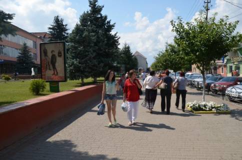 Ситилайт B в Тячеве, 1.2x1.8  вул. Незалежності, центр міста, біля Ексім банку, кіосків,  напроти продуктового магазину та редакції Дружба, масове скупчення людей фото 1