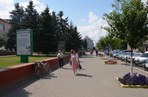 Сiтiлайт B у Тячеві, 1.2x1.8  вул. Незалежності, центр міста, біля Ексім банку, кіосків,  напроти продуктового магазину та редакції Дружба, масове скупчення людей Фото 1