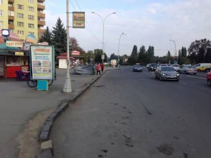 Ситилайт A в Ужгороде, 1.2x1.8  м.Ужгород просп. Свободи,біля   16-ти поверхівки, Приватбанку, зупинка міського транспорту, пошта, світлофор, пішохідний перехід,в сторону транспортного мосту фото 1