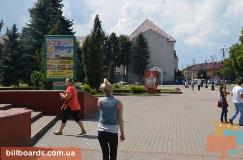 Сiтiлайт B у Тячеві вул. Незалежності, центр міста, вхід біля Універмагу, Ексім банку, напроти продуктового магазину, масове скупчення людей Фото 1