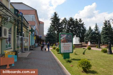 Ситилайт A в Тячеве вул. Незалежності, центр міста, біля Ексім банку, напроти продуктового магазину та редакції Дружба, масове скупчення людей фото 1