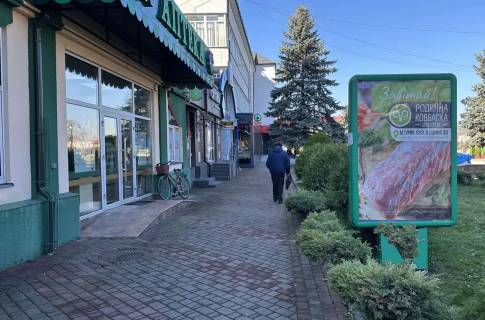 Ситилайт A в Тячеве, 1.2x1.8  вул. Незалежності, центр міста, біля Ексім банку, напроти продуктового магазину та редакції Дружба, масове скупчення людей фото 1