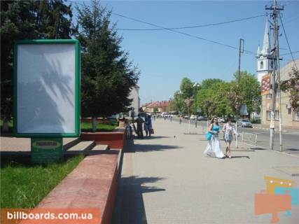 Сiтiлайт B у Тячеві вул. Незалежності, центр міста, біля Ексім банку, напроти продуктового магазину та редакції Дружба, масове скупчення людей Фото 1