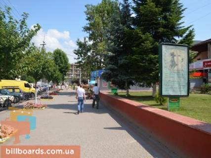 Сiтiлайт A у Тячеві вул. Незалежності, центр міста, біля Ексім банку, кіосків,  напроти продуктового магазину та редакції Дружба, масове скупчення людей Фото 1