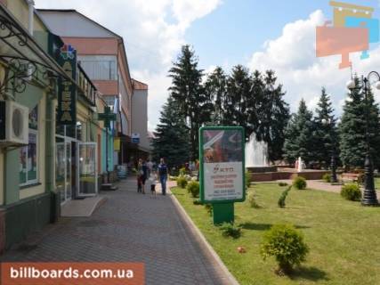Ситилайт A в Тячеве вул. Незалежності, центр міста, біля Ексім банку, напроти продуктового магазину та редакції Дружба, масове скупчення людей фото 1