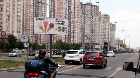 Призма A в Киеве, 6х3  Ахматової Анни вул., 44 (Чайхона Базар,  Приватбанк, Євразія, ТЦ ЕкоТайм), на розподілювачі, в напрямку Григоренка Петра просп - 278317 фото 1