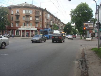 Скроллер A в Полтаве вул. Соборності (Жовтнева), 43 - 188179 фото 1