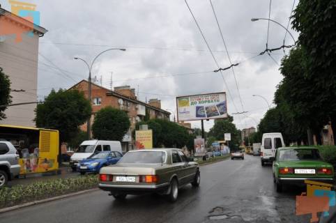 Билборд A в Черновцах, 3х6  вул.Проспект Незалежності 42(розділова смуга) фото 1