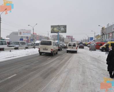 Билборд A в Черновцах, 3х6  вул. Калинівський ринок (розділова смуга) фото 1