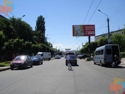 Билборд A в Черновцах, 3х6  вул.Сергія Скальда (Комарова),18 (ринок, готель Черемош) фото 1