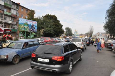 Билборд A в Умане, 6х3  в(ул.Радянська)  вул. Небесної сотні, 40а (р-н центрального заїзду на базар), паралельно дорозі, сторона А фото 1