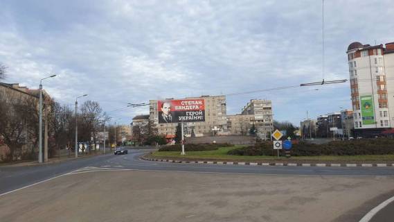 Билборд B в Ивано-Франковске, 3х6  Коновальця, Бандери, Європейська площа Коновальця кільце в центр фото 1