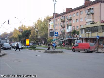 Сiтiлайт B у Ужгороді пр.Свободи(розподільча смуга), перехрестя з вул.Капушанська, піш.перехід, напр.-пл.Кирила і Мефодія Фото 1