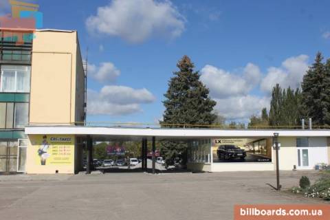 Нестандарт  у Запоріжжі Аеропорт Запоріжжя, фасад центрального терміналу, навпроти терінала внутрішніх рейсів Фото 1