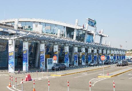 Пиллар  в Киеве, 5.6x2.73  Фасад терминала, улица (Терминал А) фото 1